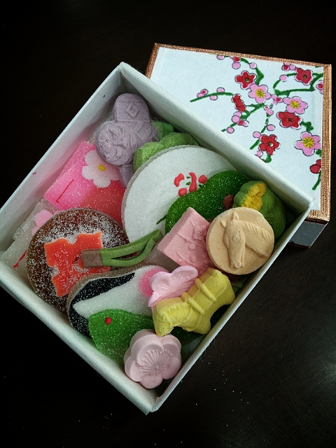 日本橋人形町には老舗名店が多いがその中でも壽堂さんの和菓子はとてもおしゃれで可愛いい。